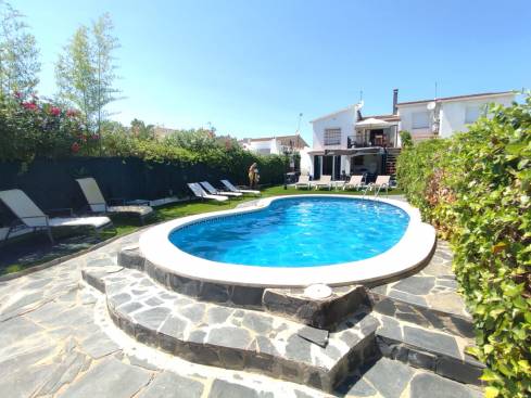 007. Maison compose de 2 Appt avec 6 chambres ,3 salles de bains avec piscine 8x4 et amarrage 8m
