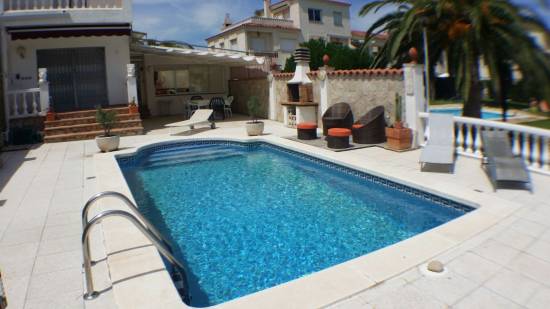 006. Jolie maison au canal à Empuriabrava avec amarre et piscine