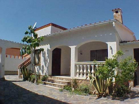 010.Belle maison sur le canal avec piscine et amarre. HUGT-01087788
